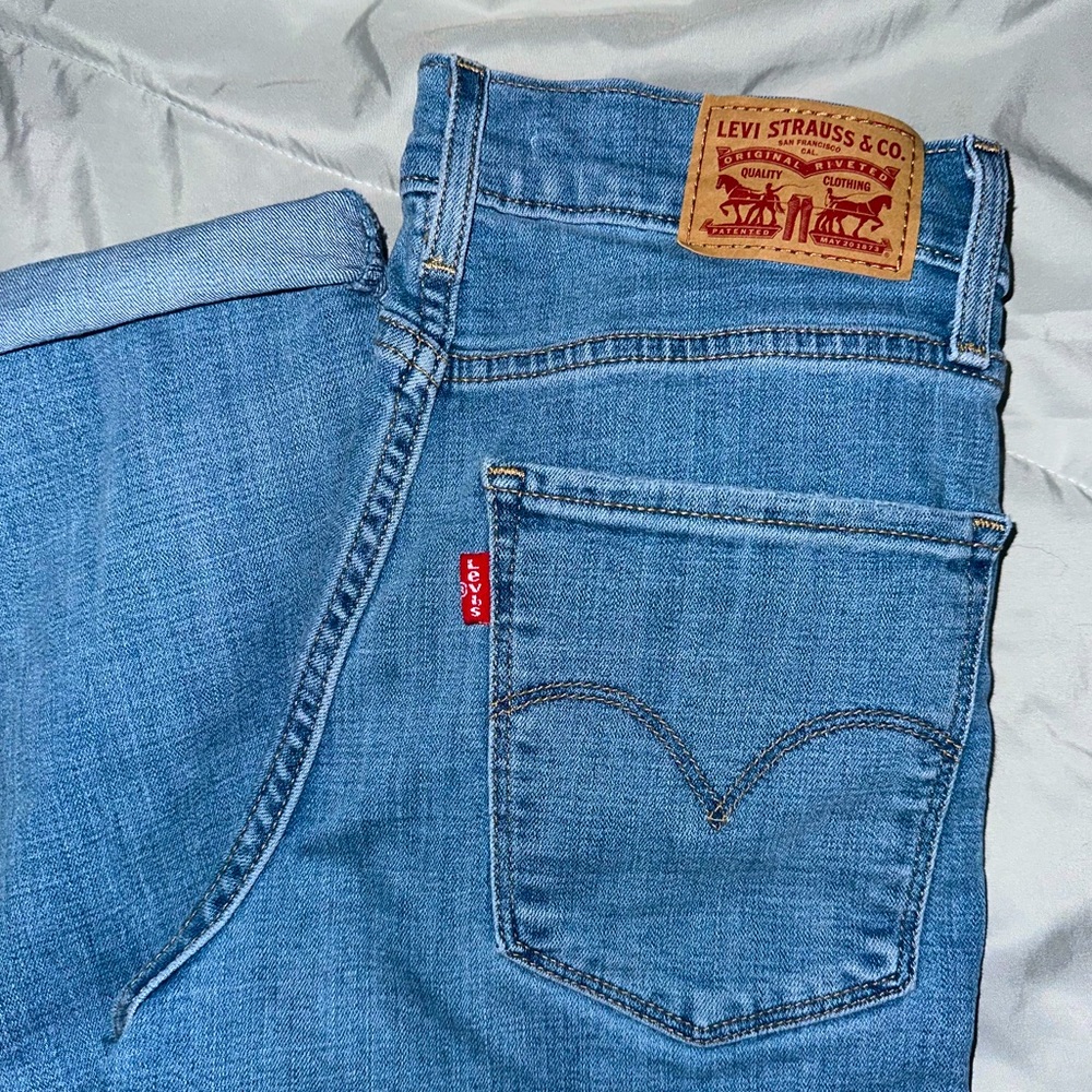 Brand new women’s Levi’s 724. Perfect condition.